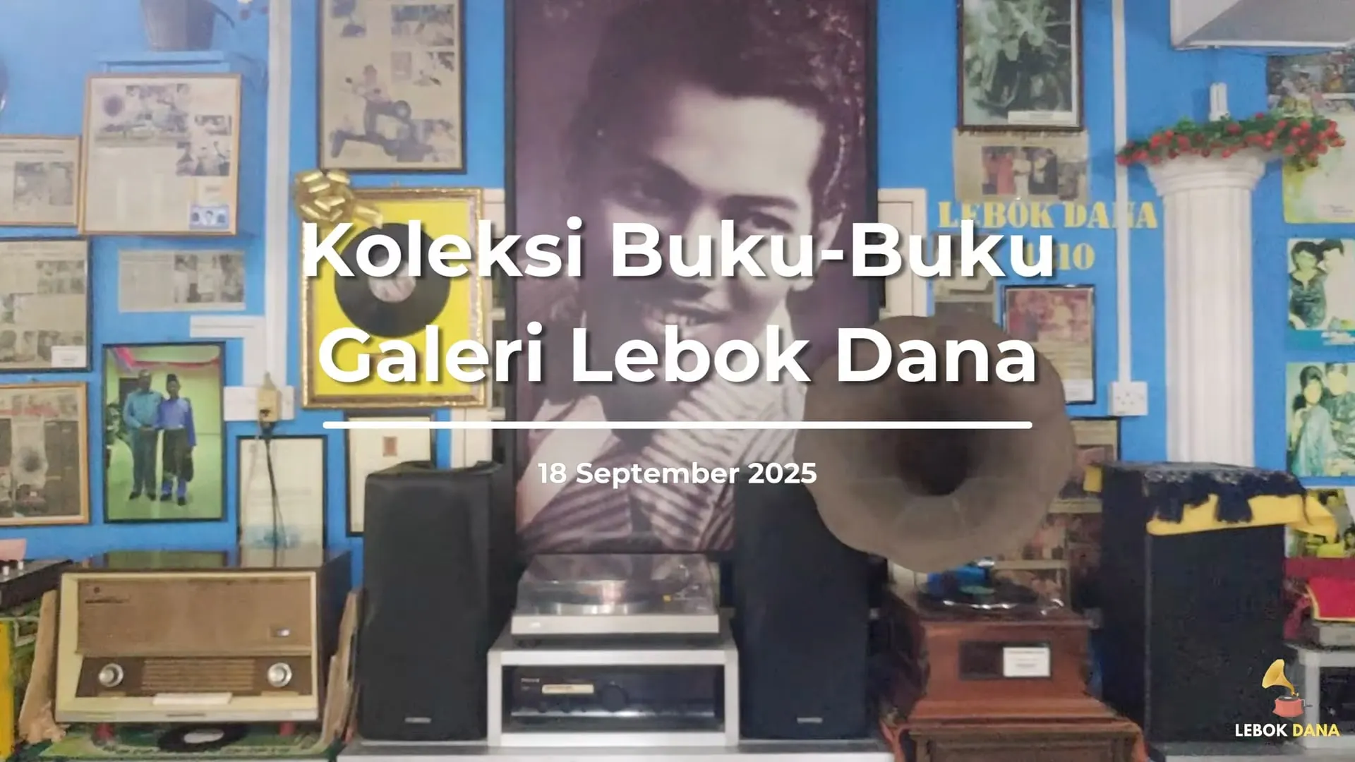 Kad tajuk video Koleksi Buku-Buku Galeri Lebok Dana bertarikh 18 September 2025, berlatarkan ruang pameran dengan potret P. Ramlee