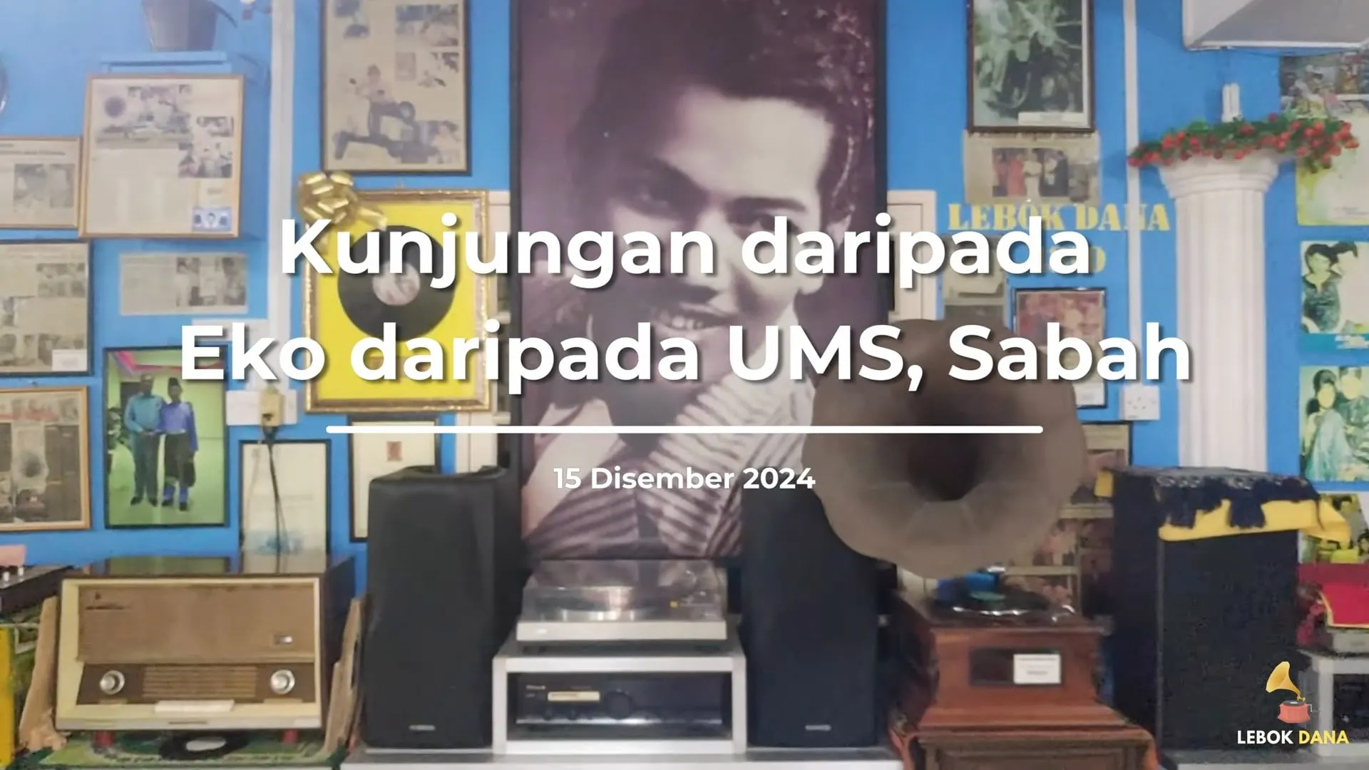 Kad tajuk video kunjungan Encik Eko dari UMS, Sabah ke Galeri Lebok Dana pada 15 Disember 2024, berlatarkan potret P. Ramlee dan gramofon
