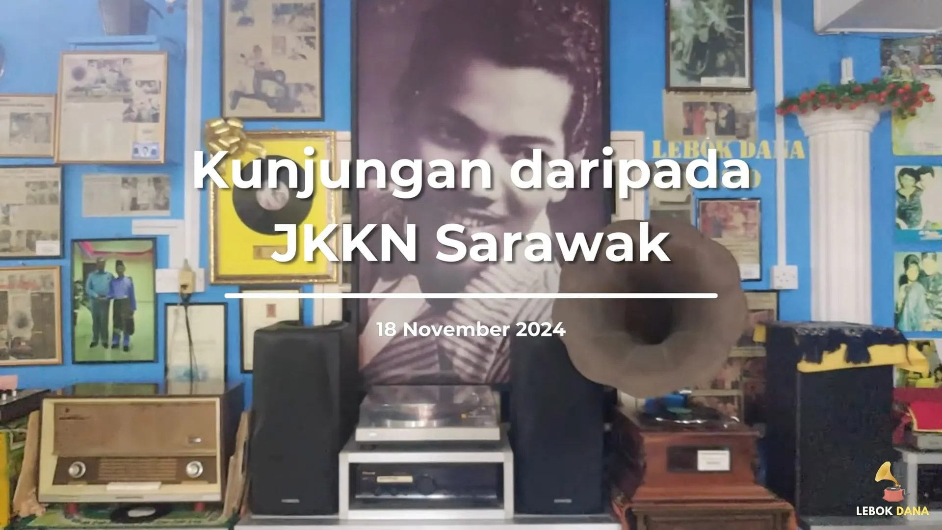 Kad tajuk video kunjungan pegawai JKKN Sarawak ke Galeri Lebok Dana pada 18 November 2024, berlatarkan potret P. Ramlee dan gramofon