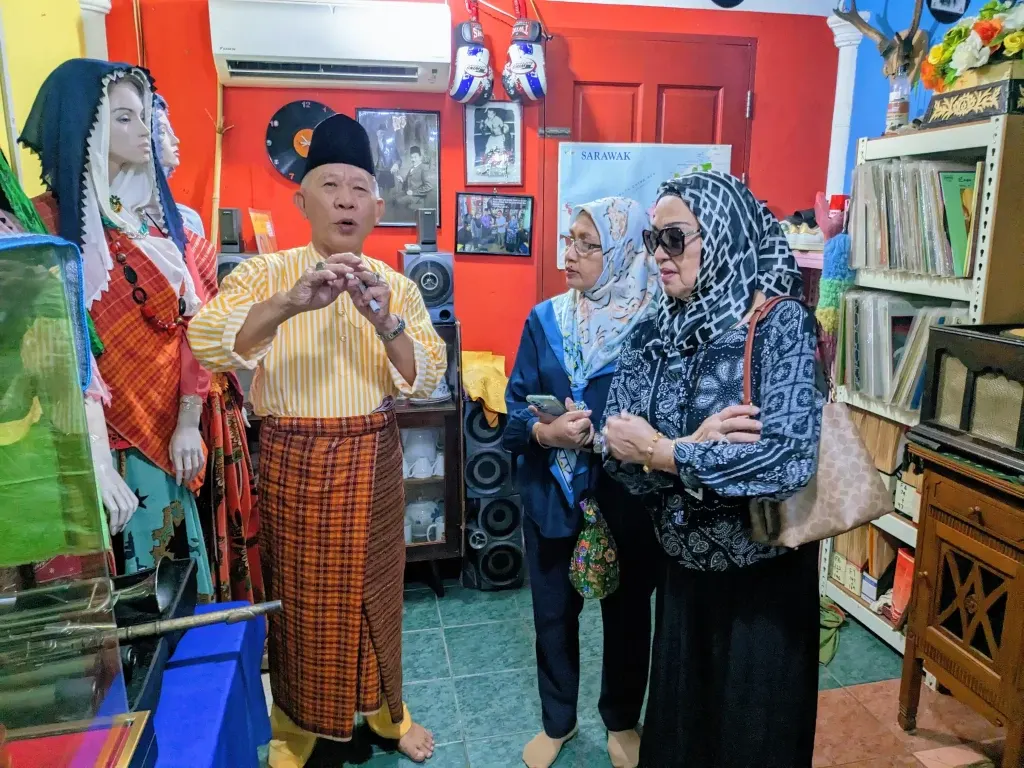 Suasana kunjungan Seniwati Dayang Sofia ke Galeri Lebok Dana pada Januari 2024